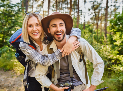 couple dans la nature, l'homme porte un chapeaux sur la tete