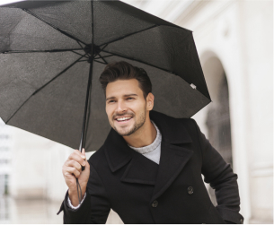homme avec parapluie noir à Néris-les-Bains près de Montluçon dans l'Allier 03