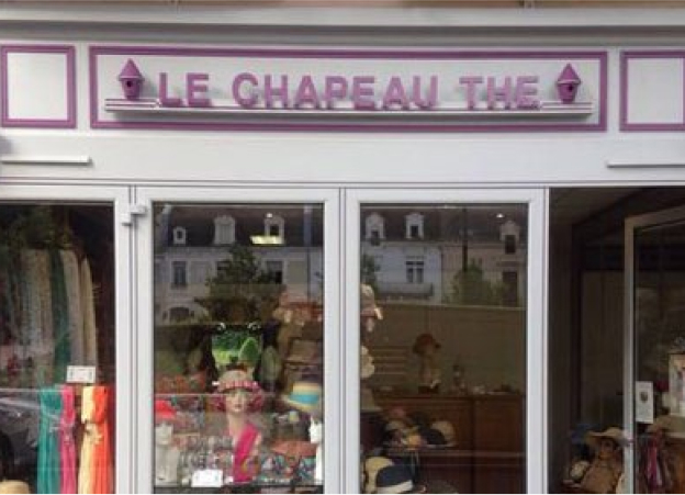 vitrine chapeau thé à Néris-les-Bains près de Montluçon dans l'Allier 03