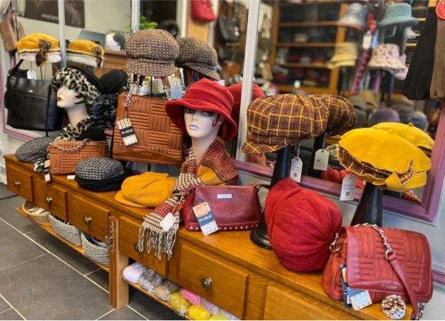 magasin de chapeau à Néris-les-Bains près de Montluçon dans l'Allier 03