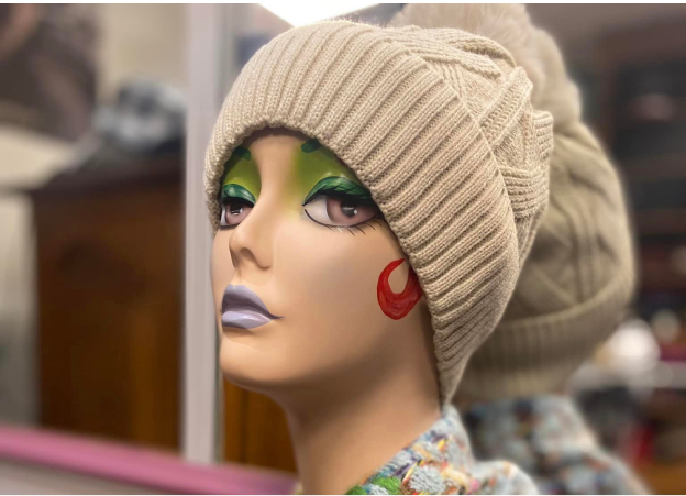 mannequin avec bonnet à Néris-les-Bains près de Montluçon dans l'Allier 03