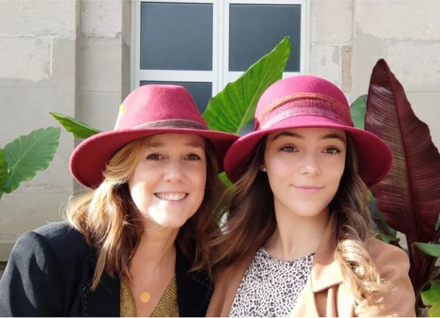 deux femmes avec chapeaux roses à Néris-les-Bains près de Montluçon dans l'Allier 03