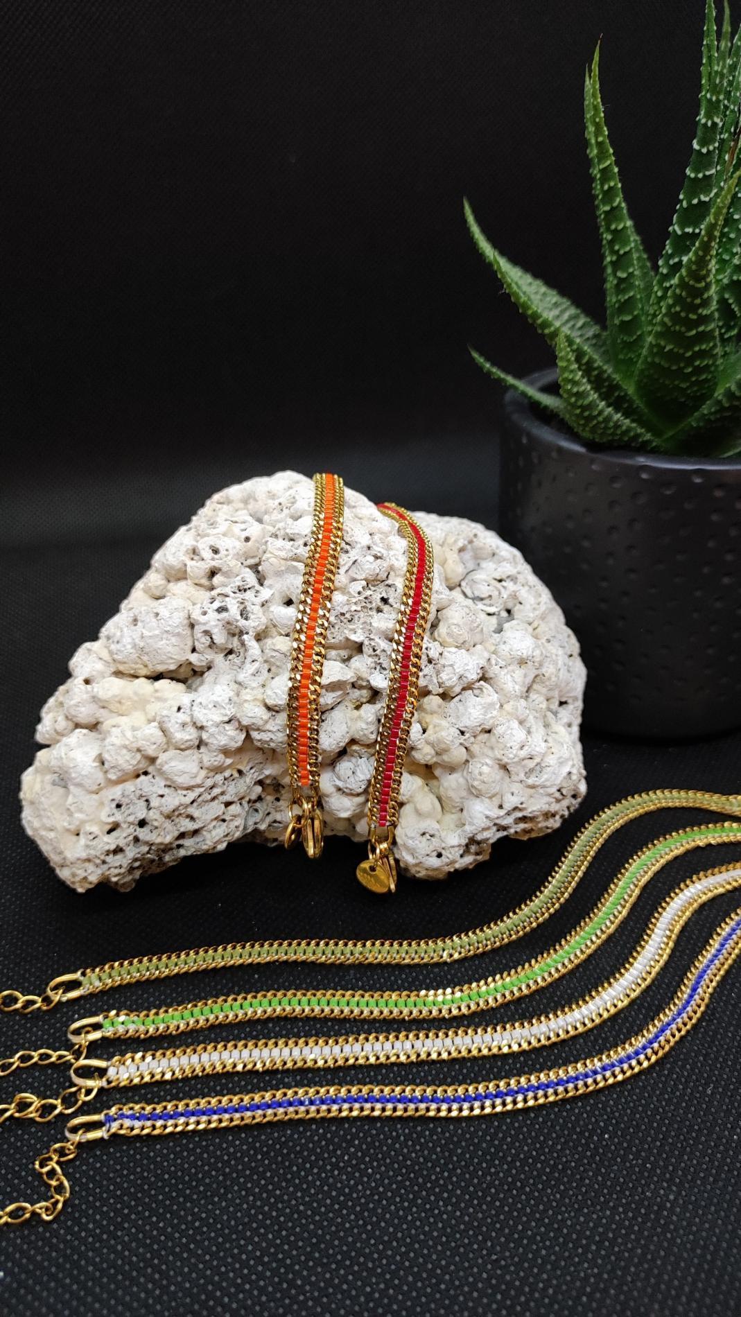 Bracelet coloré chaîne dorée