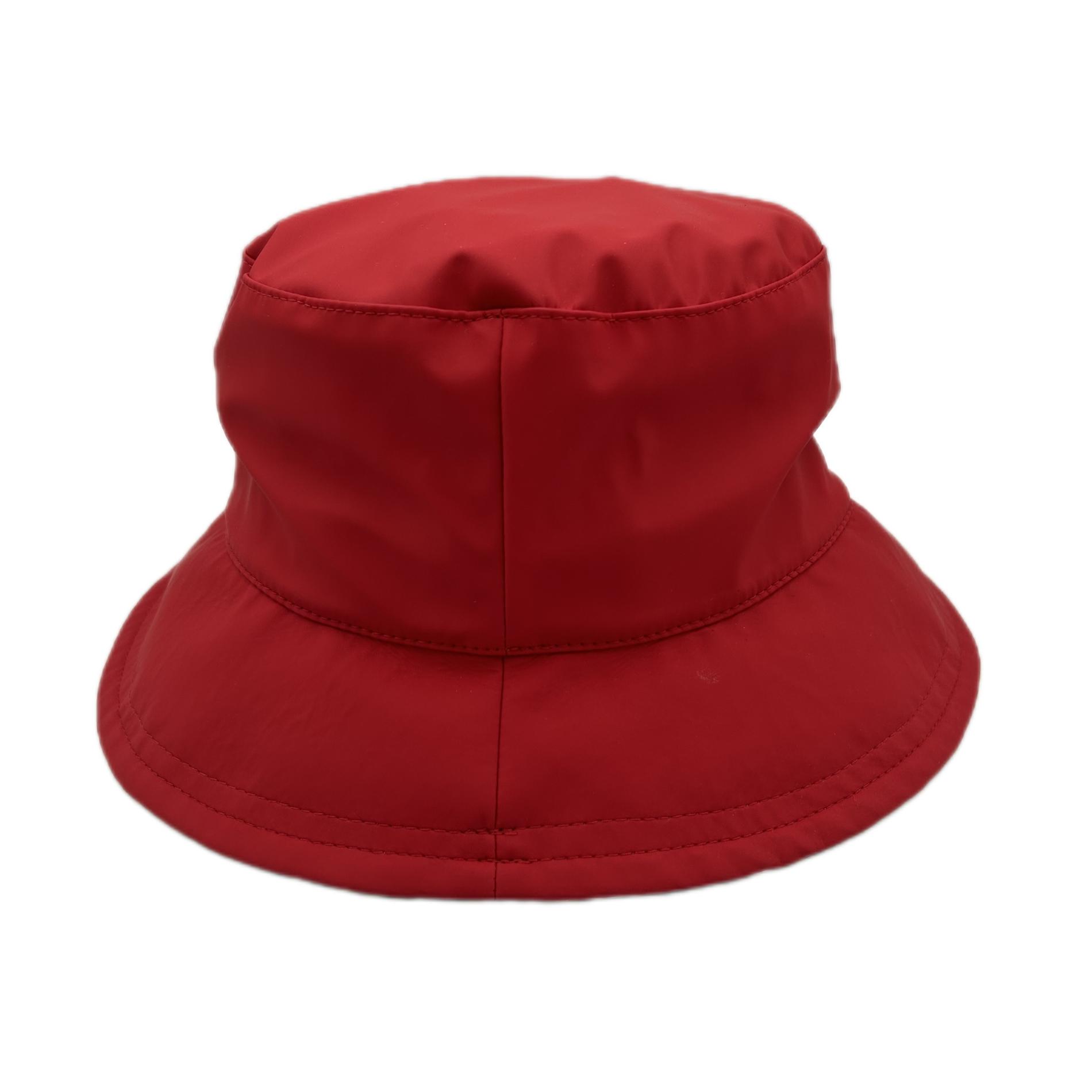 Chapeau de pluie rouge