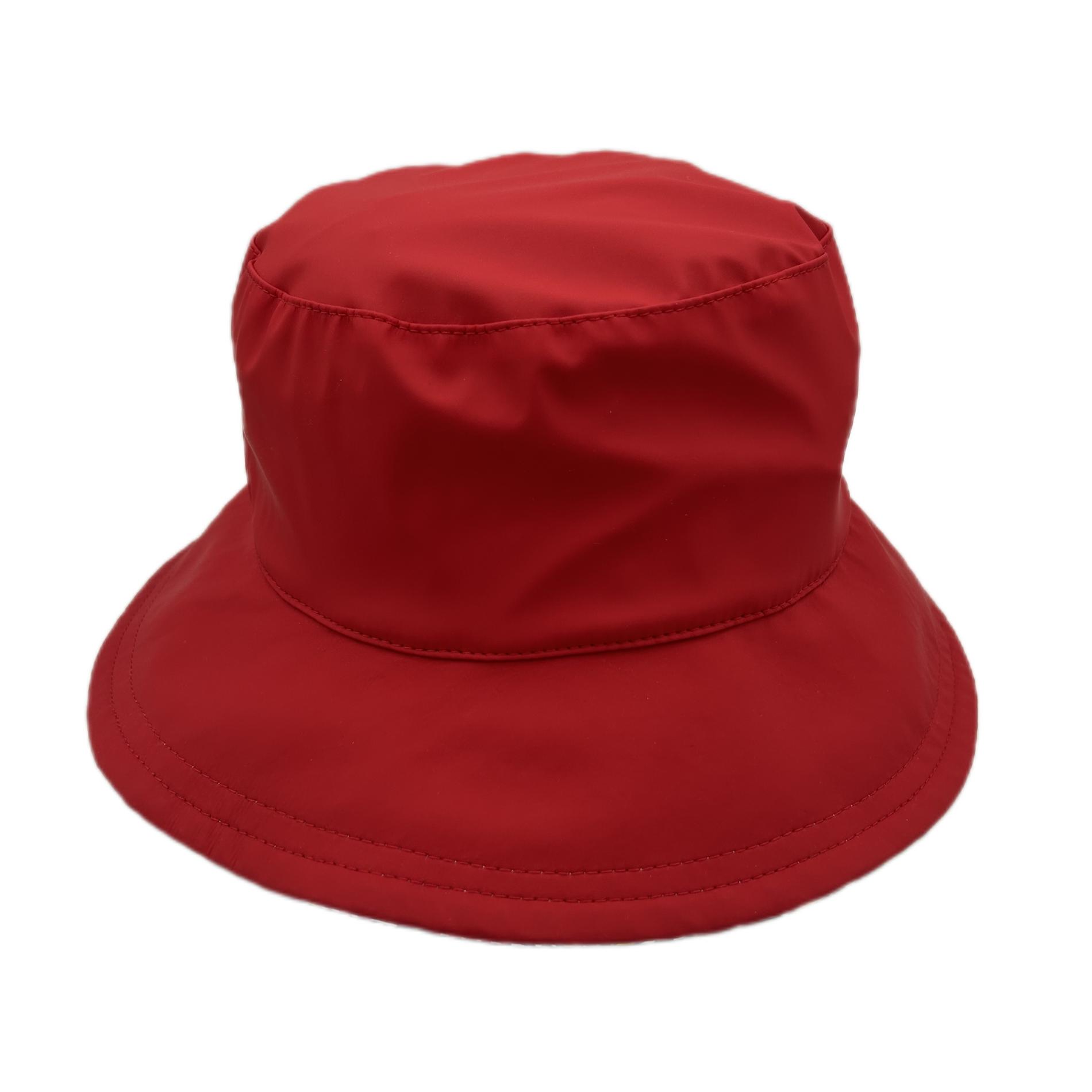 Chapeau de pluie rouge